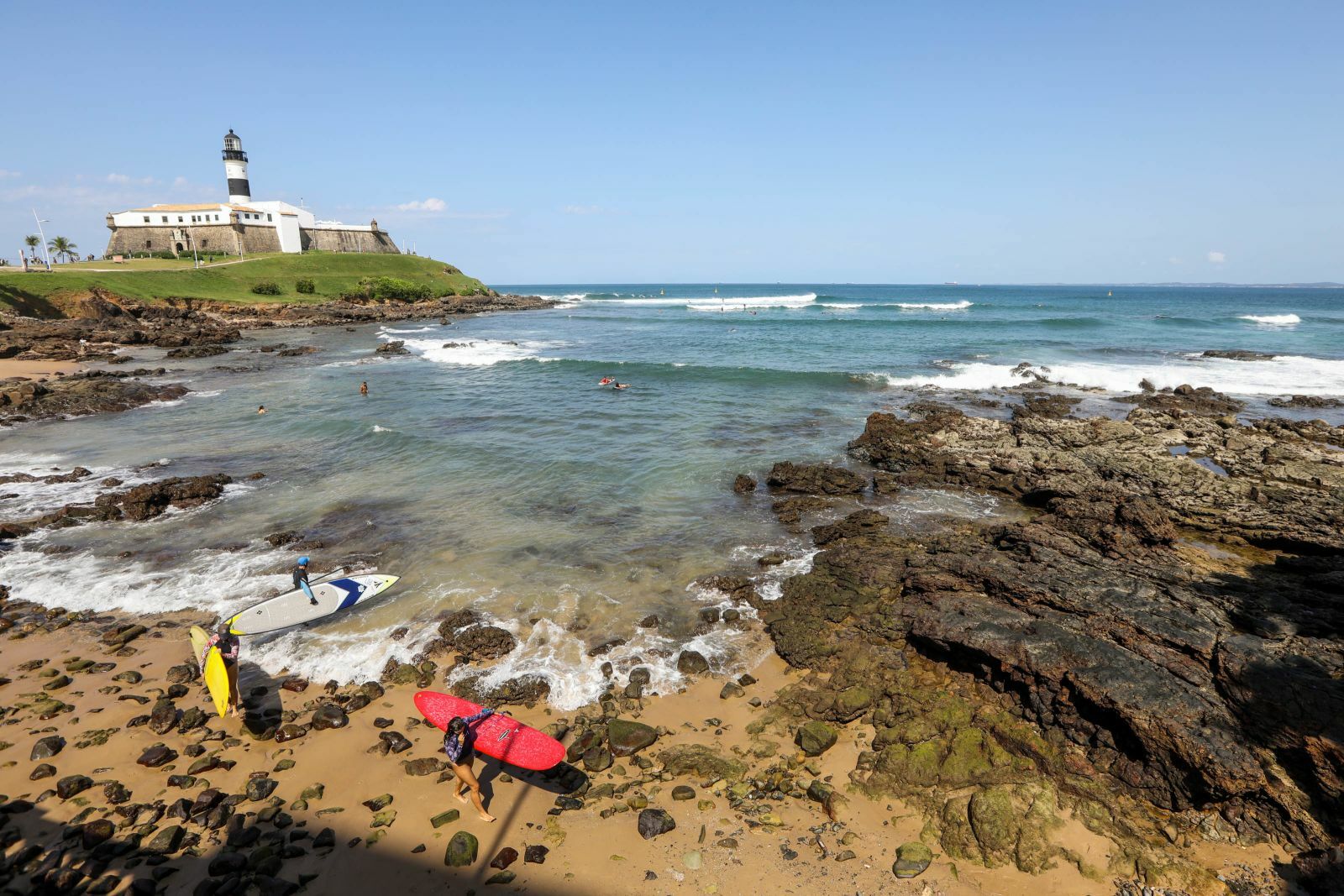 https://imgmd.net/images/c_limit%2Cw_1600/v1/guia/1700983/praia-do-farol-da-barra-salvador-16-126-l.jpg
