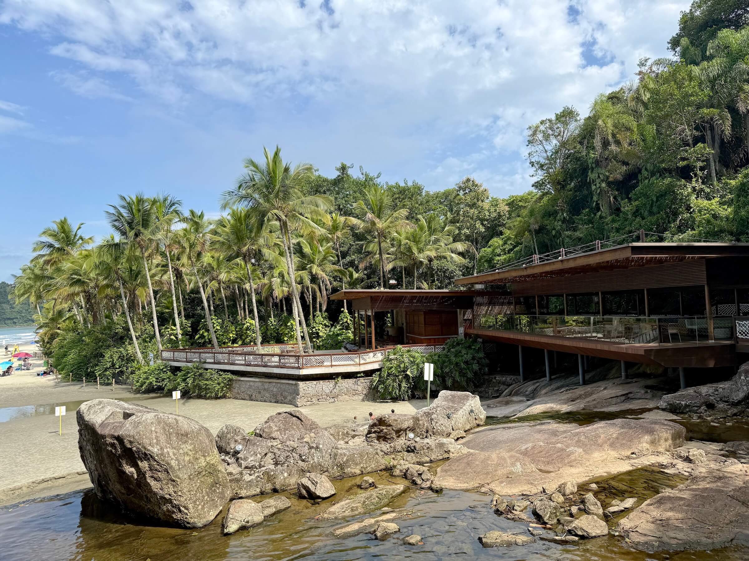 Praia do Iporanga: a praia cachoeira à beira-mar no Guarujá!
