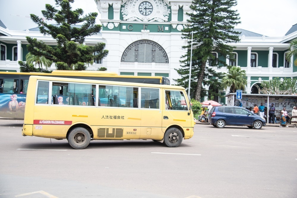 Onibus-circulando-pelas-ruas-de-maputo