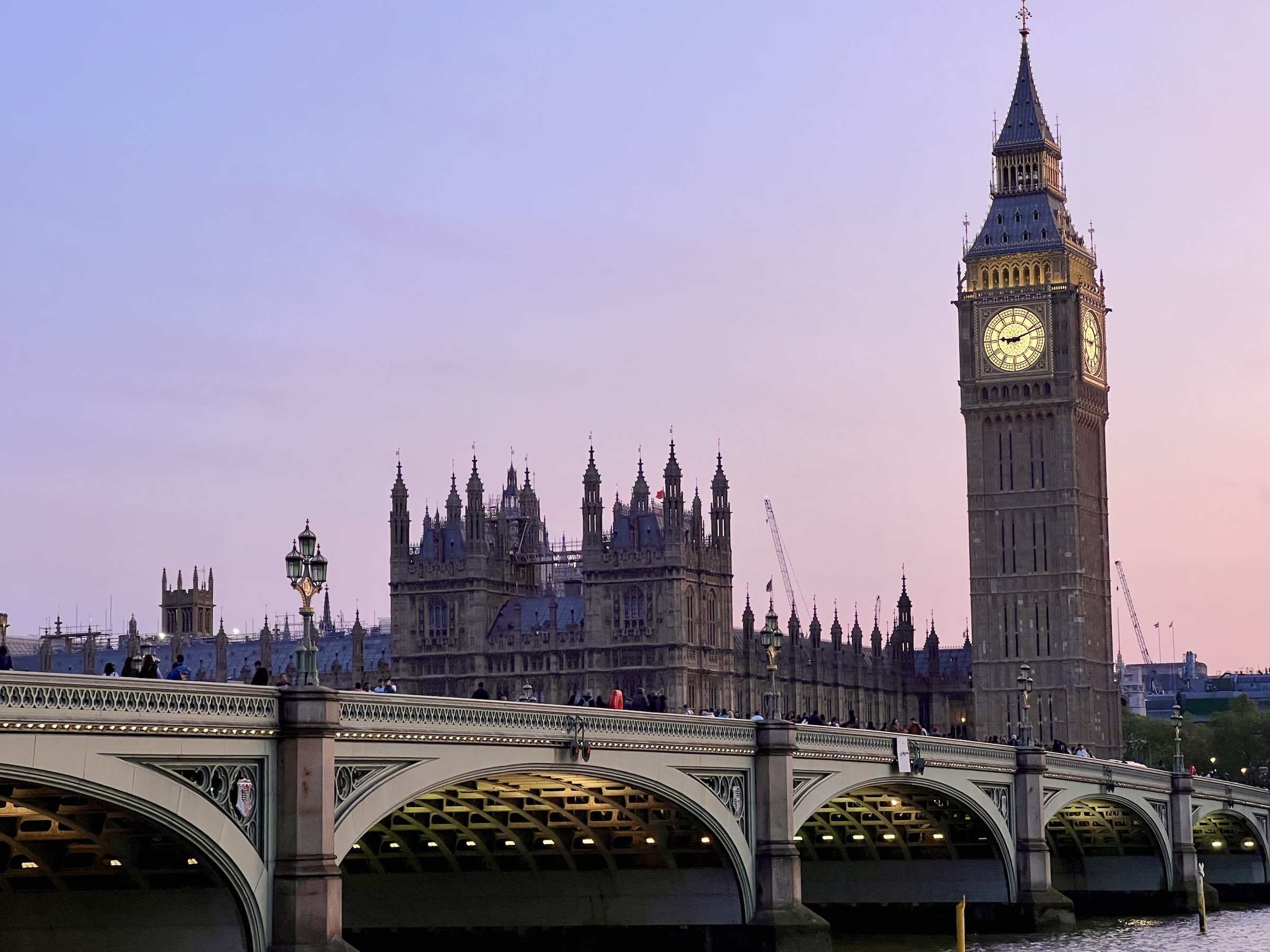 Big Ben - Elizabeth Tower Em Londres. Torre De Relógio De 90