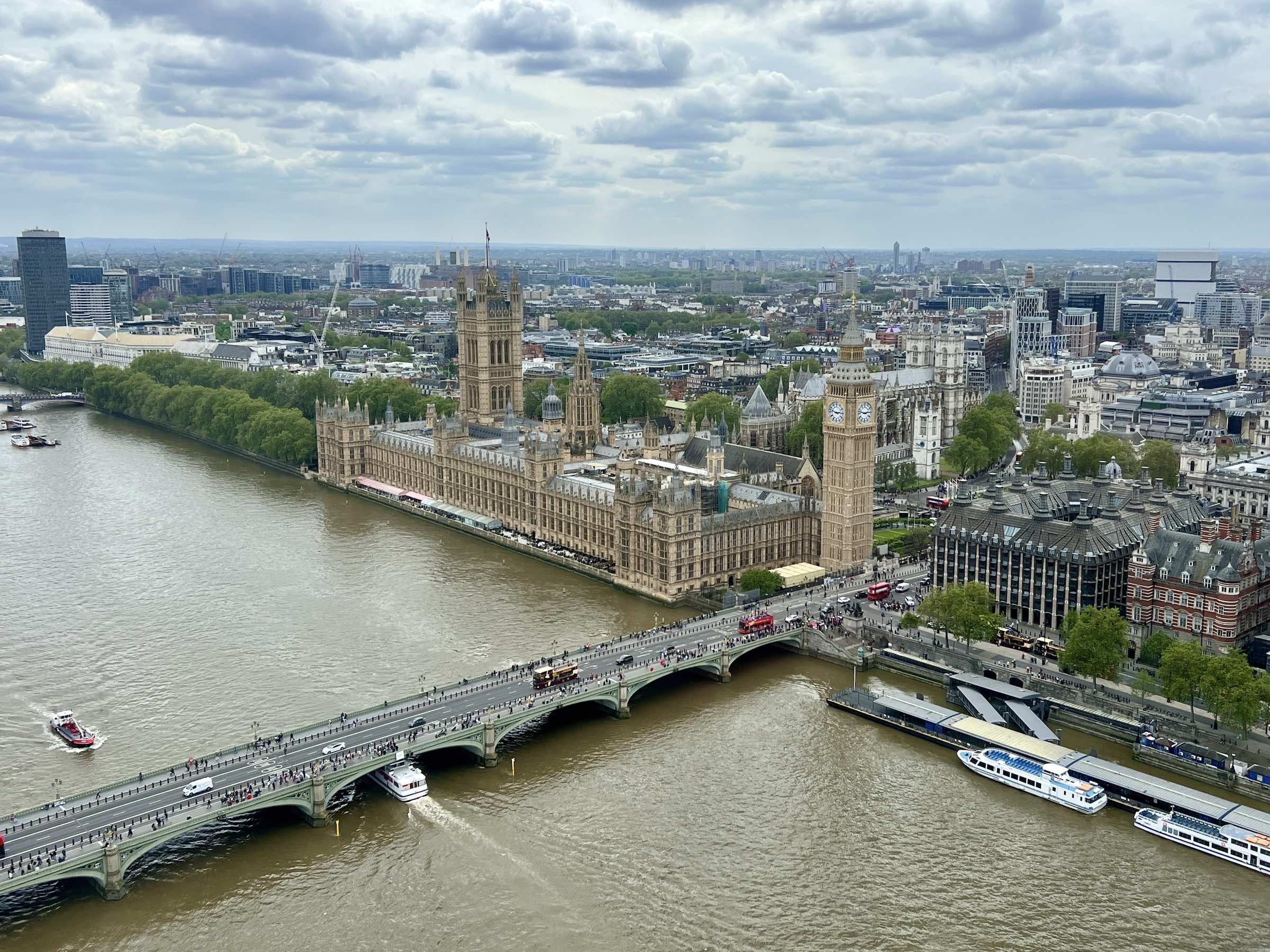 Big Ben - Elizabeth Tower Em Londres. Torre De Relógio De 90