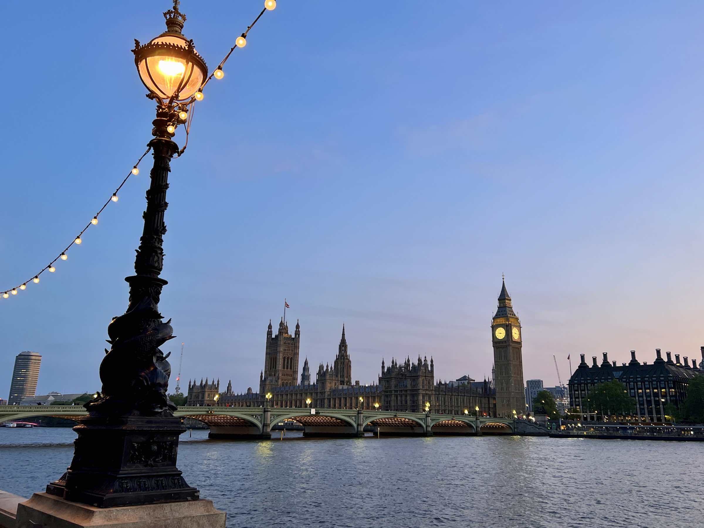 Big Ben - Elizabeth Tower Em Londres. Torre De Relógio De 90