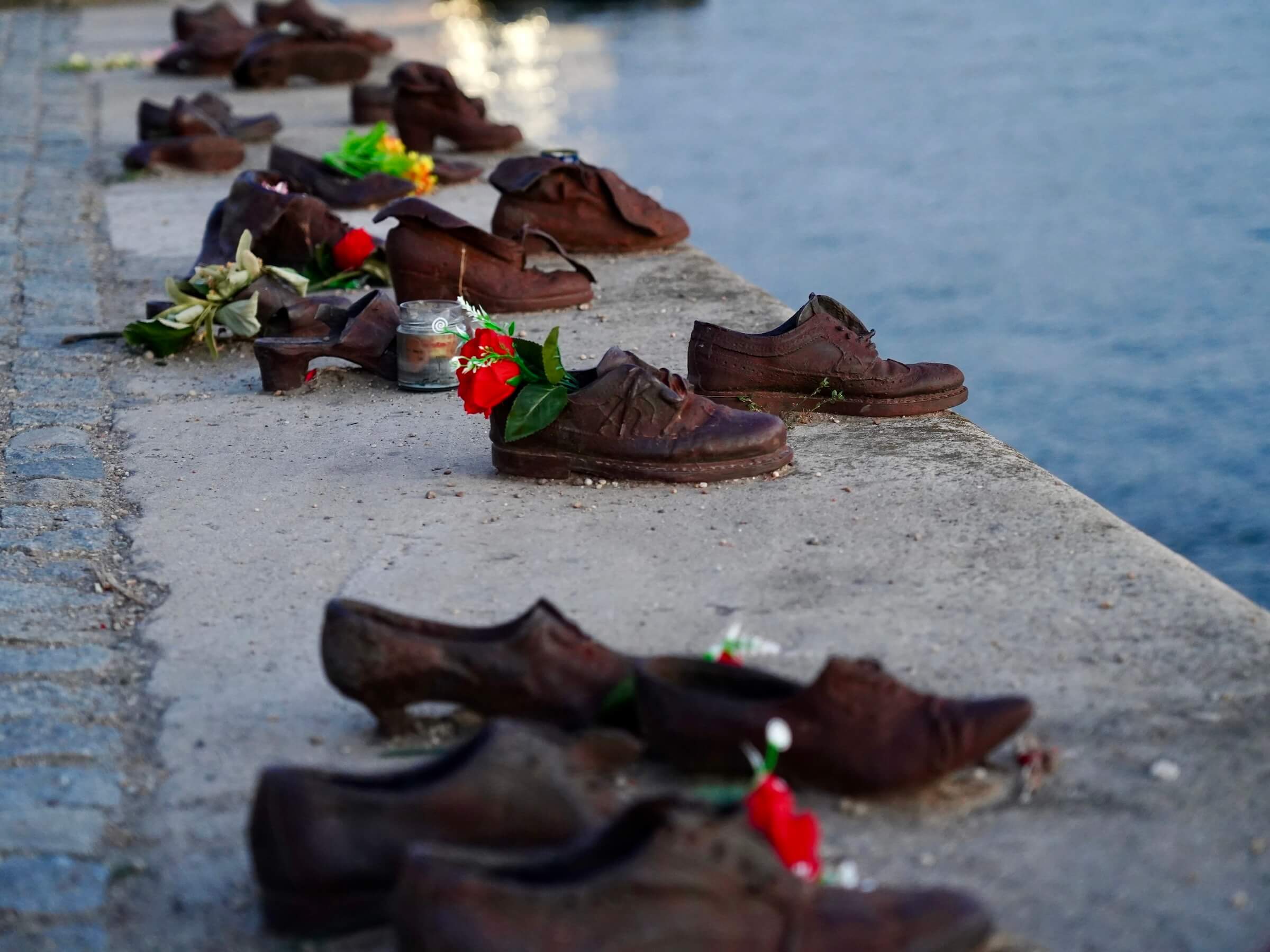 Sapatos à beira do Danúbio