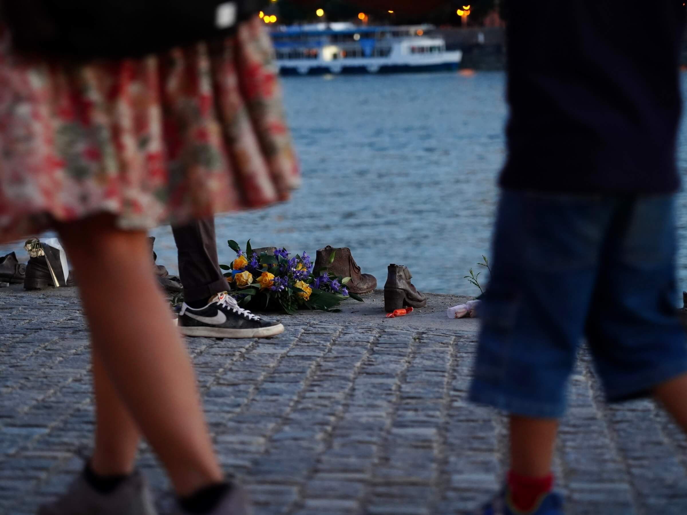 Sapatos à beira do Danúbio