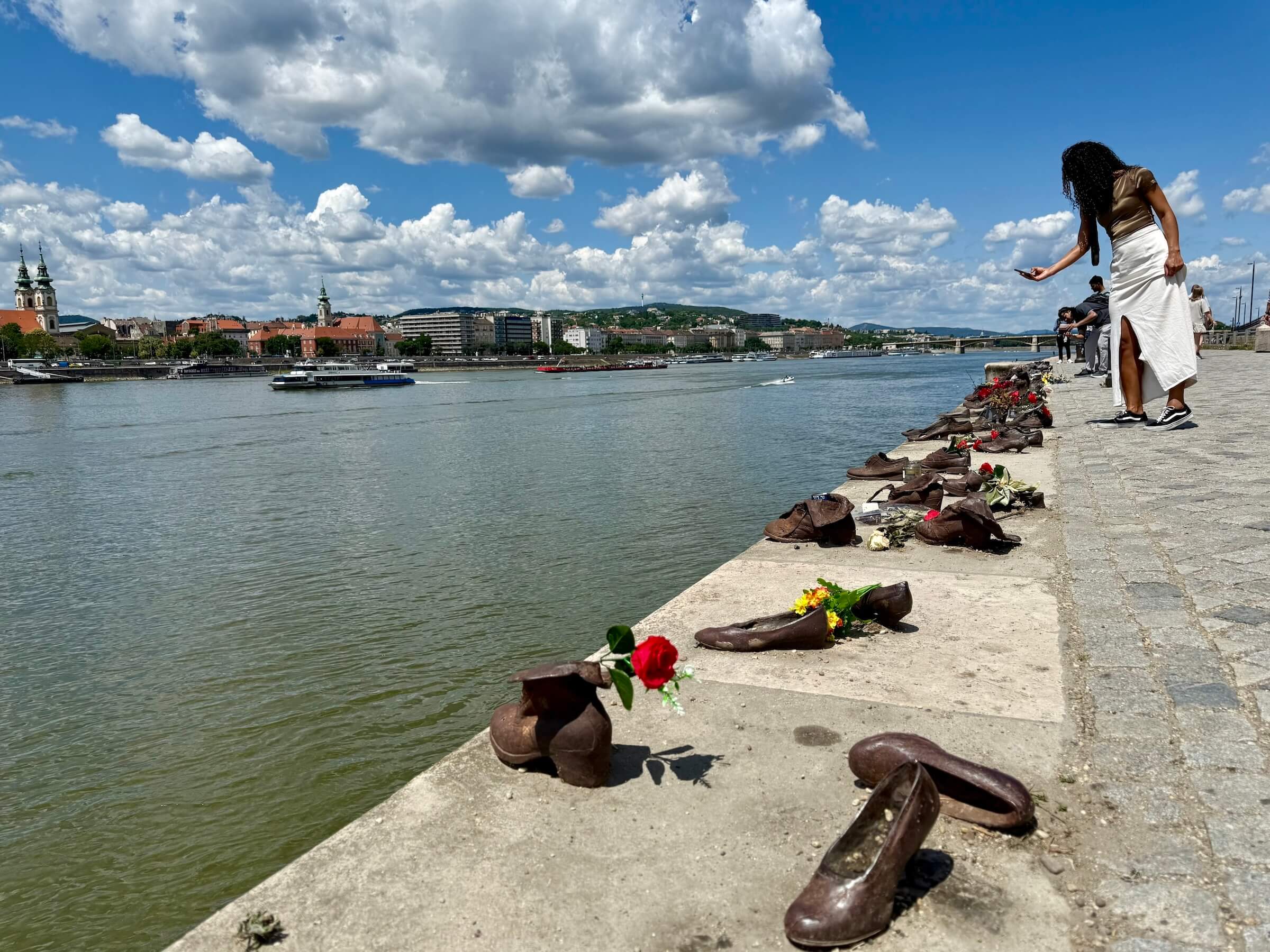 Sapatos à beira do Danúbio